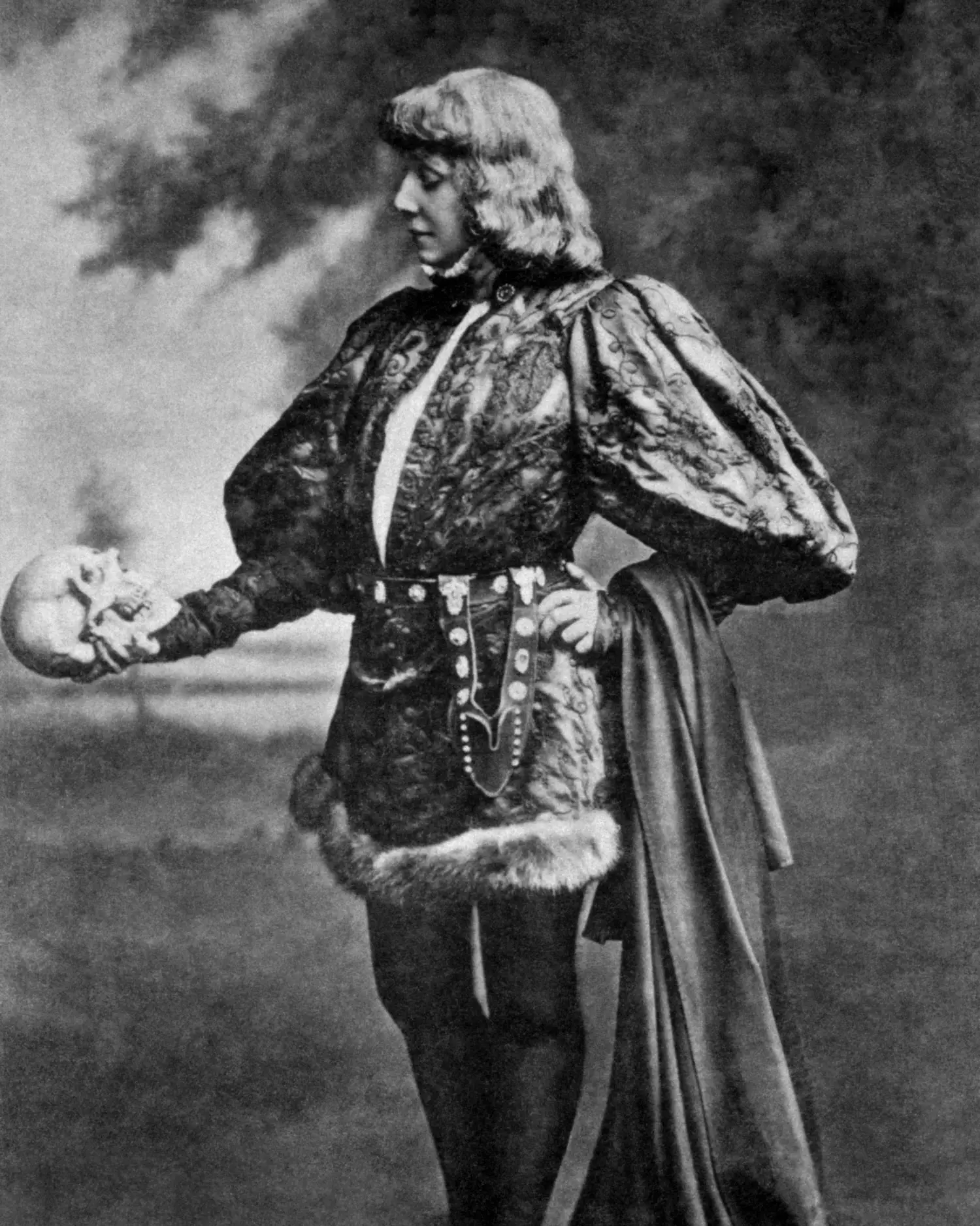 Sarah Bernhardt, donning theatrical attire, stares into Yorick’s skull. Sarah Bernhardt, donning theatrical attire, stares into Yorick’s skull.
