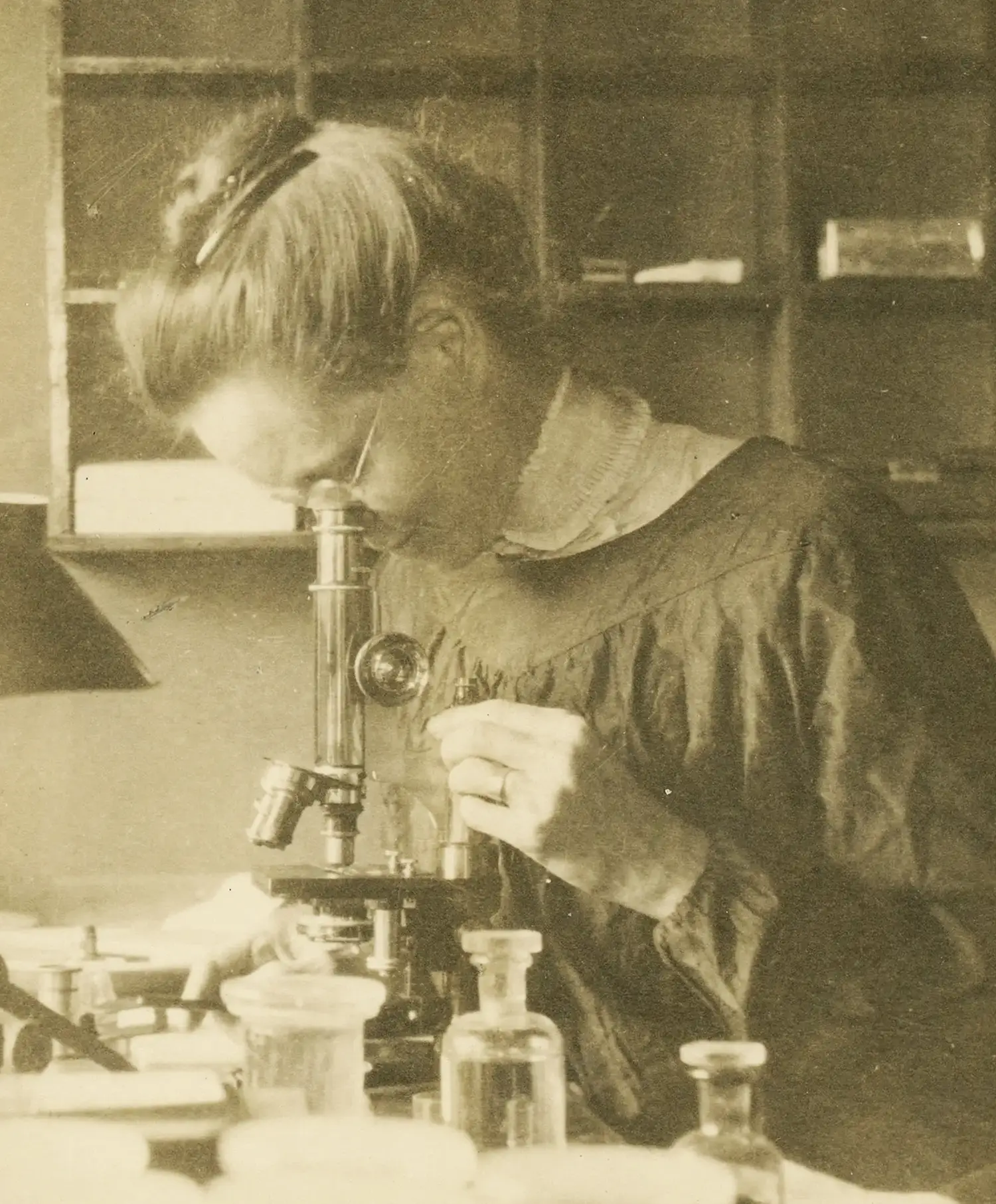 Nettie Stevens looks into a microscope. Nettie Stevens looks into a microscope.